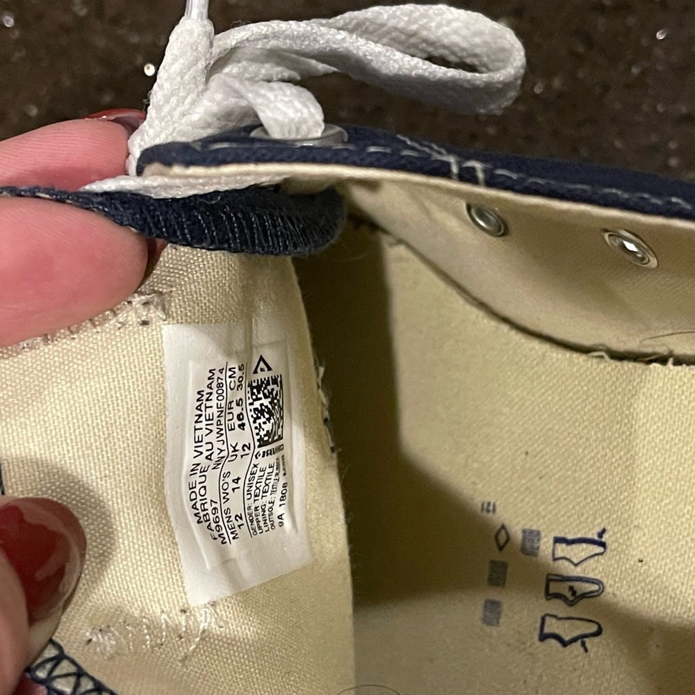 Men’s Size 12 Women’s size 14 Navy Low Top Converse - Picture 6 of 8
